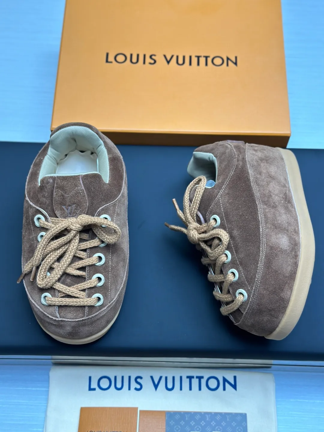 👟👟Ex-factory price 720👟👟 Top version LV-Louis Vuitton-Bread Catwalk New Style 1:1 development replica of the original version! ! The upper foot is very comfortable. It is made of luxurious materials and fine workmanship. The midsole is printed with English letters "Made in Europe". The upper is made of calfskin imported from Italy. The side is decorated with the brand's LOGO and signature. The latest latex foot pads and mesh lining make the foot feel super comfortable. The original two-color TPU combination outsole is specially provided by the original factory. Bag technology Goodyear stitched edges Fabric: Exclusive customized first-layer cowhide Accessories: Exclusive private model Vuitton logo, lining: Customized silk mesh lining - first-layer silk cowhide lining Outsole: TPU combination outsole wear-resistant, non-slip and anti-yellowing Foot pads: new latex pads-mesh sweat-absorbent Counter technology: fully computerized sewing machine wire drawing Toe box back cover Hot and cold shaping Full set of pull-top lasts with medium and low logo patterns Counter packaging - Shoelaces, certificates, cards, instructions, certificates, dust bags, the most complete packaging on the entire network, women's models 35-40 men's models are under development